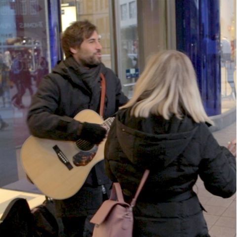 Max Giesinger gibt ein kurzes Spontankonzert in der Hamburger Innenstadt