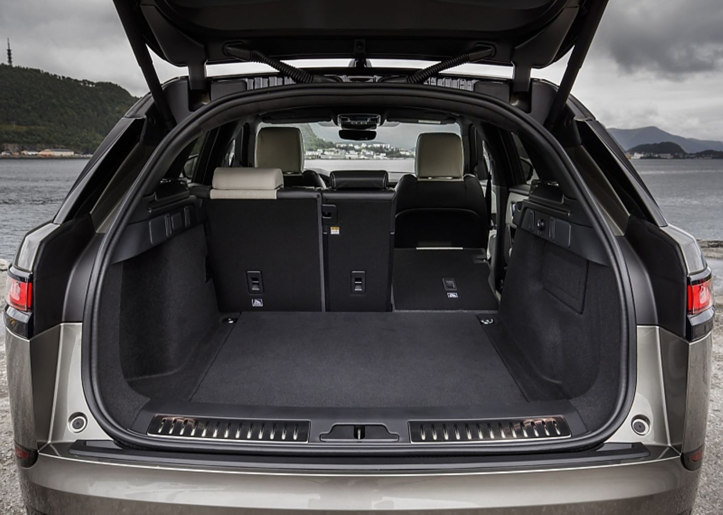 Range Rover Velar First Edition P380