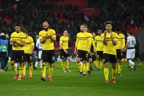Komplett bedient: Die BVB-Spieler bedanken sich pflichtschuldig bei den mitgereisten Fans 