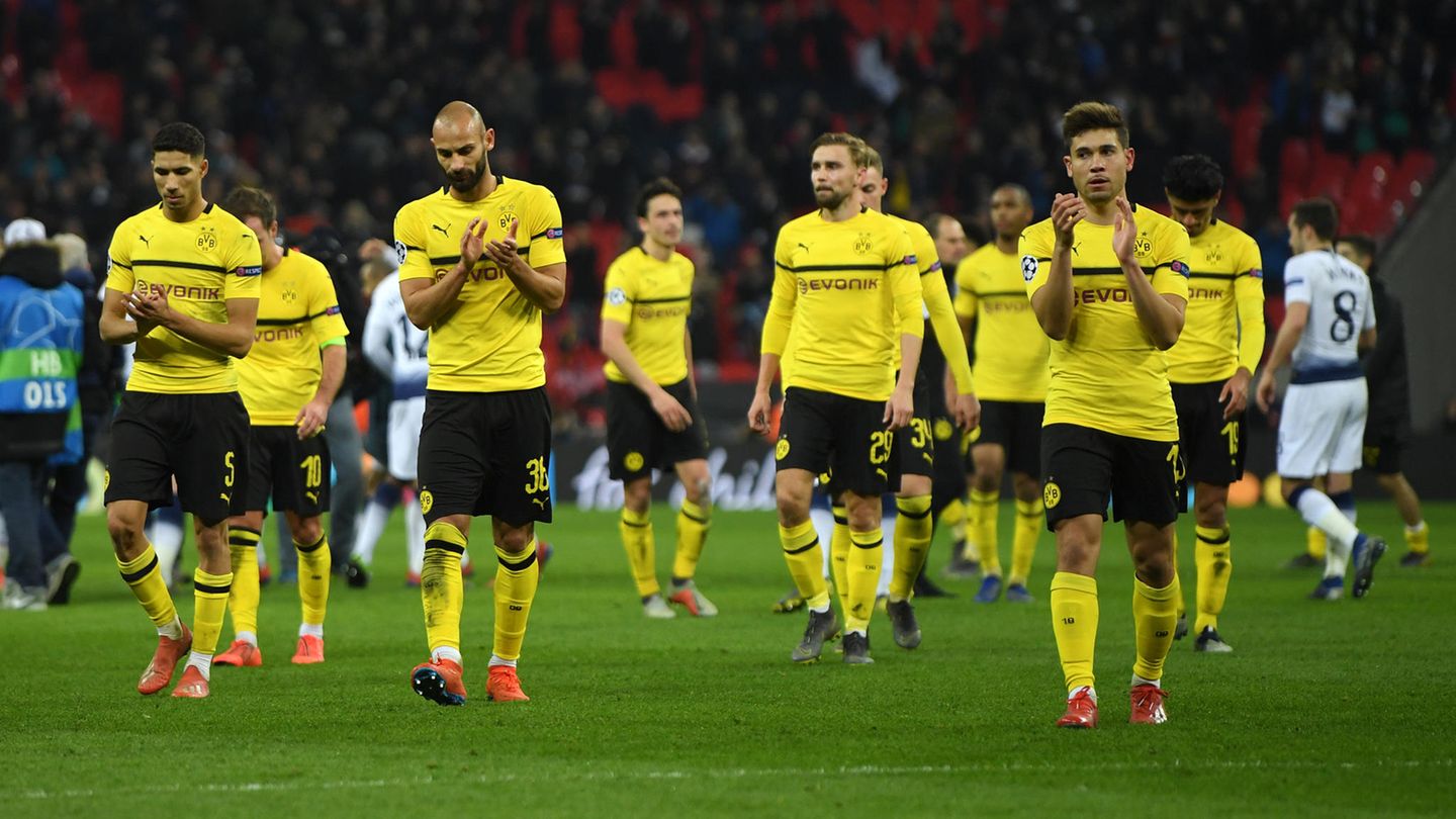 Komplett bedient: Die BVB-Spieler bedanken sich pflichtschuldig bei den mitgereisten Fans 