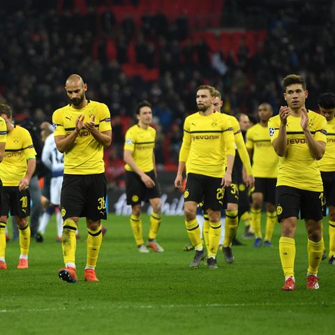 Komplett bedient: Die BVB-Spieler bedanken sich pflichtschuldig bei den mitgereisten Fans 