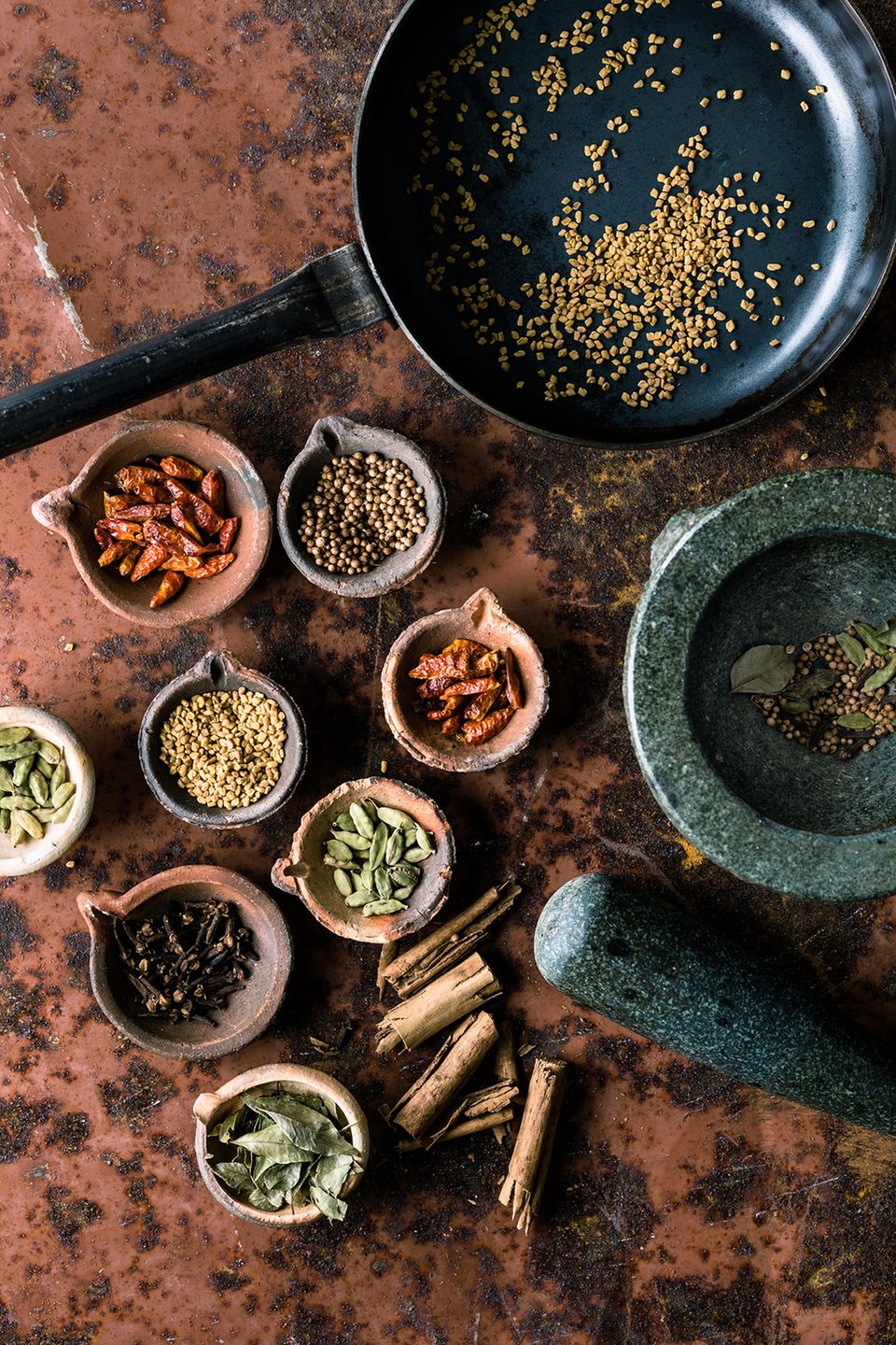 Rezepte zum Nachkochen: Nacheinander und über geringer Hitze werden die einzelnen Gewürze in einer Stahlpfanne geröstet Nacheinander und über geringer Hitze werden die einzelnen Gewürze in einer Stahlpfanne geröstet