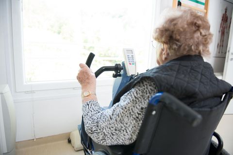 99-Jährige am Heimtrainer von hinten