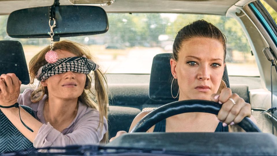 Karoline Herfurth (l) und Hannah Herzsprung in einer Szene des Films "Sweethearts" Karoline Herfurth (l) und Hannah Herzsprung in einer Szene des Films "Sweethearts"