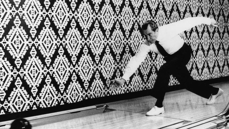 US-Präsident Richard Nixon (1969 - 1973) auf der Bowling-Bahn im Weißen Haus US-Präsident Richard Nixon (1969 - 1973) auf der Bowling-Bahn im Weißen Haus