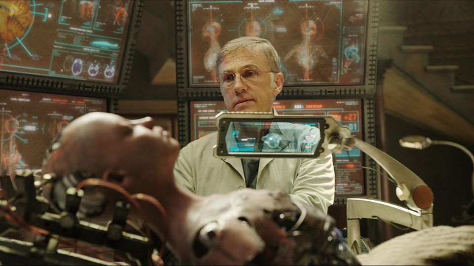 Christoph Waltz in seiner Rolle als Dr. Dyson Ito vor seinem Cyborg