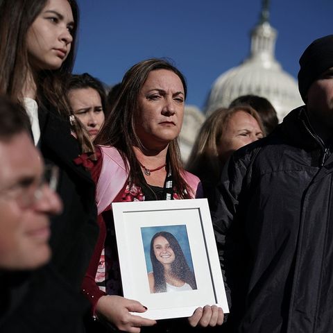 Lori Alhadeff (m.) hält auf einer Konferenz zum Thema Waffenkontrolle ein Bild ihrer Tochter Alyssa, die bei der Schulschießerei in Parkland starb. Rechts neben ihr steht Ehemann Ilan Alhadeff.