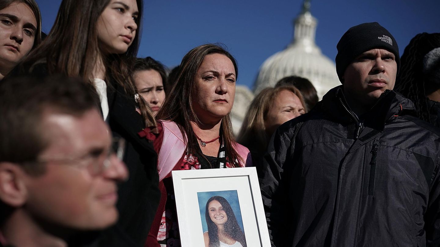 Lori Alhadeff (m.) hält auf einer Konferenz zum Thema Waffenkontrolle ein Bild ihrer Tochter Alyssa, die bei der Schulschießerei in Parkland starb. Rechts neben ihr steht Ehemann Ilan Alhadeff.