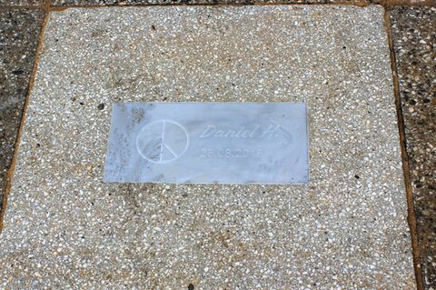 Eine Gedenkplatte mit der Aufschrift "Daniel H. - 26.08.2018" an der Stelle in Chemnitz, an der Daniel H. getötet wurde