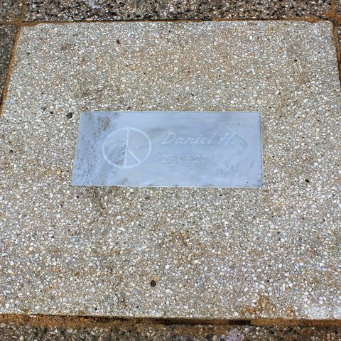 Eine Gedenkplatte mit der Aufschrift "Daniel H. - 26.08.2018" an der Stelle in Chemnitz, an der Daniel H. getötet wurde