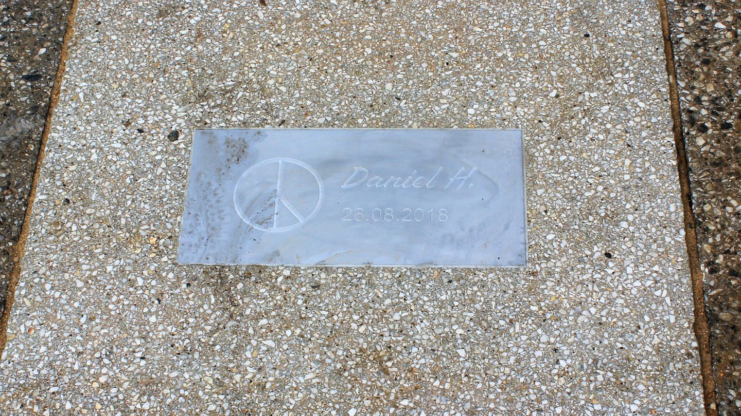 Eine Gedenkplatte mit der Aufschrift "Daniel H. - 26.08.2018" an der Stelle in Chemnitz, an der Daniel H. getötet wurde