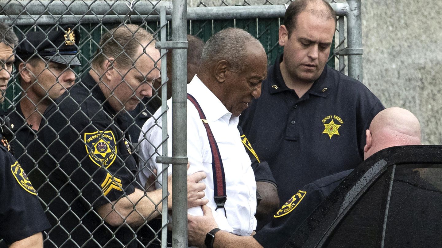 Bill Cosby wird von Beamten ins Gefängnis geführt