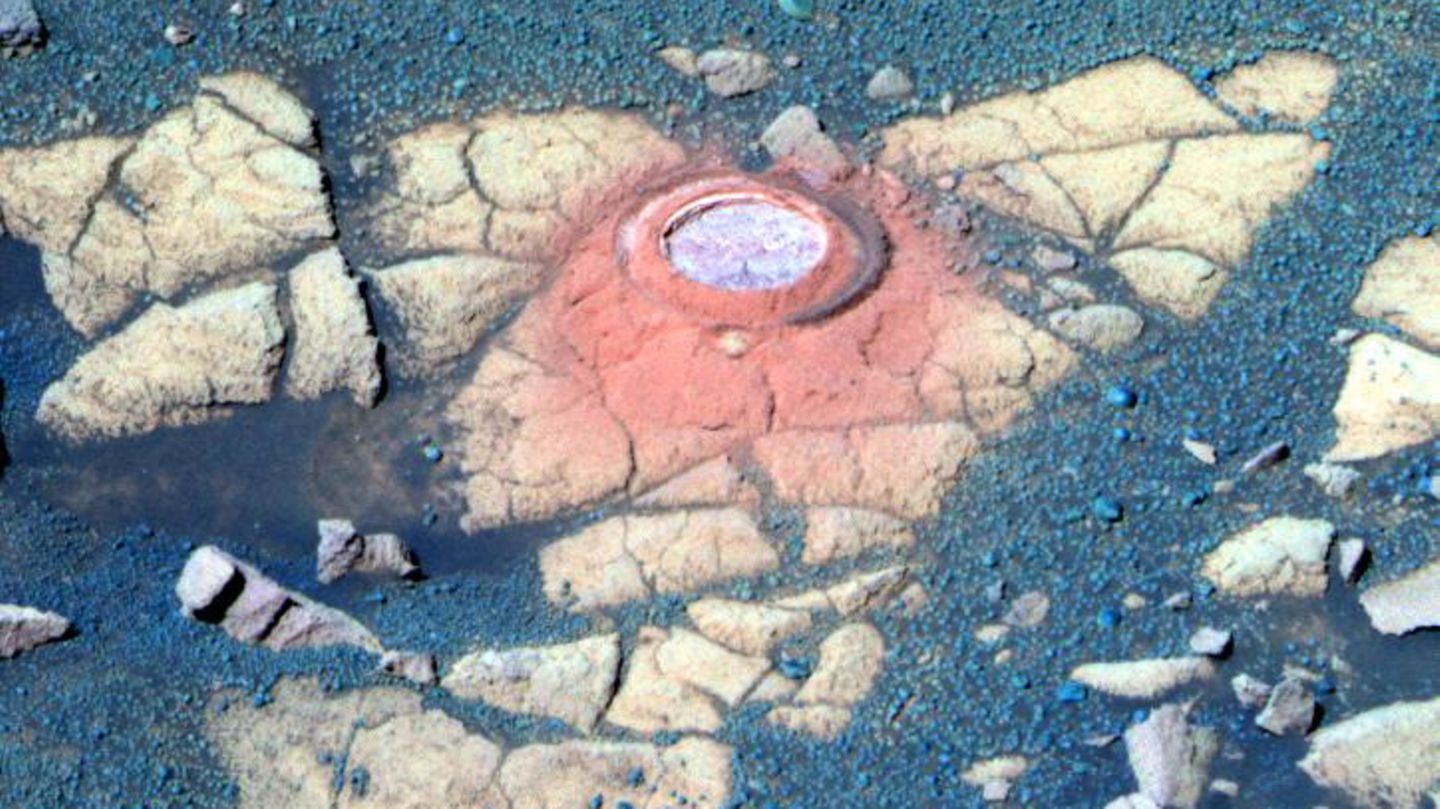 Gesteinsformation Baltra in der Nähe des Beagle Crater. Die Forscher interessieren sich besonders für die kreisrunde Öffnung auf der Oberfläche.