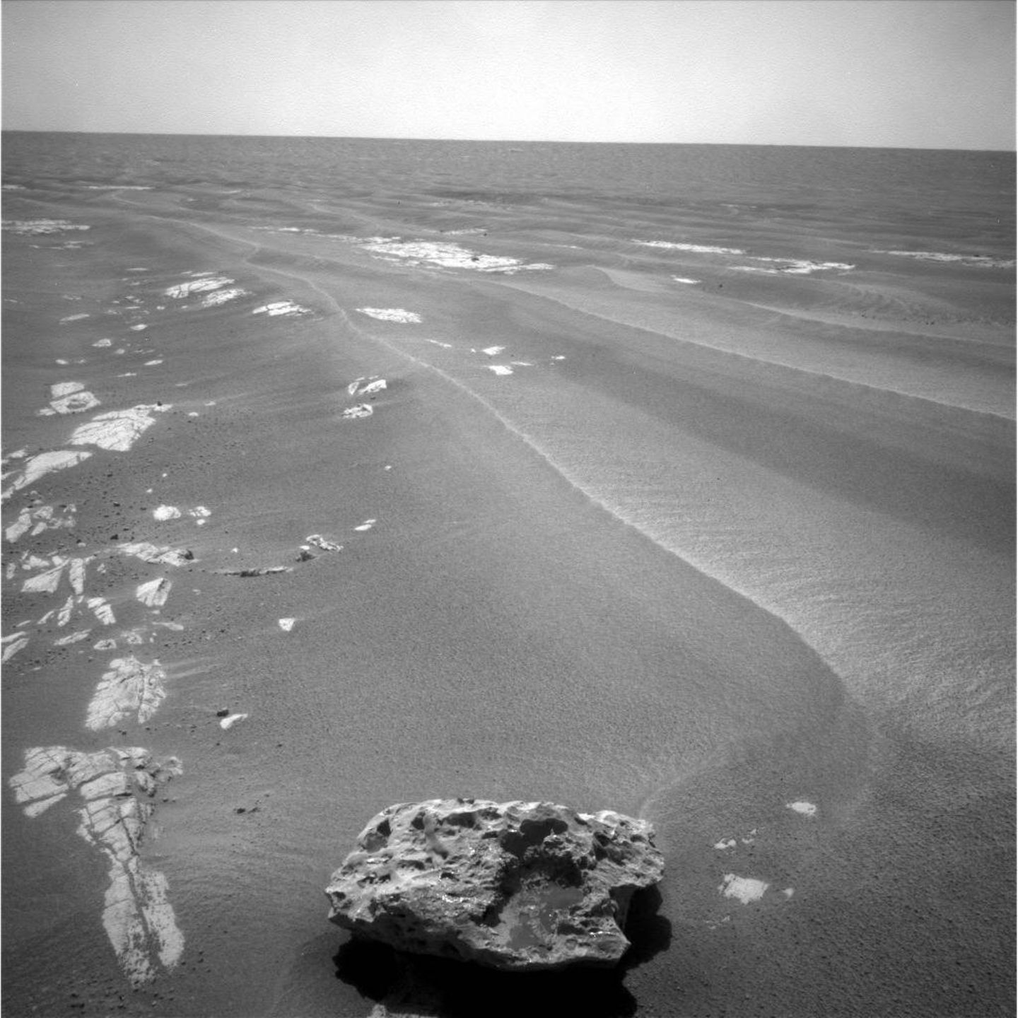 Die Aufnahme von 2009 zeigt einen Meteoriten auf der Mars-Oberfläche. Das Bild wurde wie viele andere auch im Internet veröffentlicht.