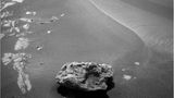 Die Aufnahme von 2009 zeigt einen Meteoriten auf der Mars-Oberfläche. Das Bild wurde wie viele andere auch im Internet veröffentlicht.