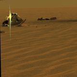 Im Wüstensand des Marz funkelt das Hitzeschild, das "Opportunity" ummantelte. Die Expertin für Weltraumforschung bei der gemeinnützigen Organisation "The Planetary Society", Emiliy Lakdawalla, verglich den Rover mit einem "Avatar", der für die Menschheit über den Mars gereist sei. 