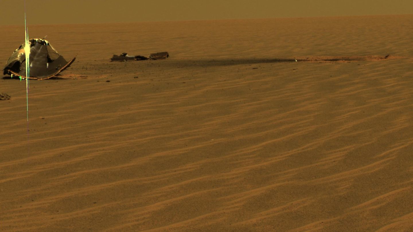 Im Wüstensand des Marz funkelt das Hitzeschild, das "Opportunity" ummantelte. Die Expertin für Weltraumforschung bei der gemeinnützigen Organisation "The Planetary Society", Emiliy Lakdawalla, verglich den Rover mit einem "Avatar", der für die Menschheit über den Mars gereist sei. 