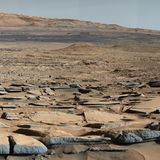 Blick von der "Kimberley"-Formation auf den Fuß des Bergs "Mount Sharp". Dies deutet darauf hin, dass es einen Wasserfluss in Richtung eines Beckens gab, der vor der Entstehung des Berges existierte. Das Bild stammt aus dem Frühjahr 2018. Das Ende von "Opportunity" begann, als ein monatelanger Sandsturm die Atmosphäre derart verdunkelte, dass die Solarzellen des Roboters nicht mehr genügend Strom zum Aufladen seiner Batterien lieferten.