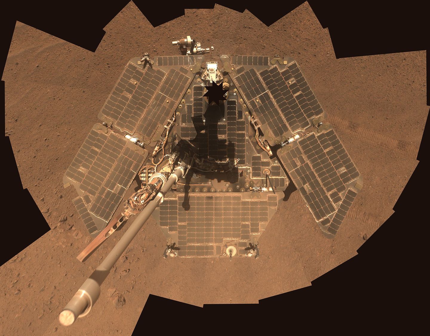 Roboter-Seflie: Im September 2014 nahm der Marsrovers sich selber auf. Wissenschaftler, die über die Jahre mit "Opportunity" zu tun hatten, trauerten um das endgültige Ende der Mission. "Gute Reise", erklärte Keri Bean, der die letzte Botschaft an den Roboter schickte, auf Twitter.