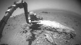 Der Mars-Rover "Opportunity" greift mit seinem Gelenkarm nach einem Stein, um diesen zu untersuchen. Der Roboter lieferte 2004 die ersten Belege dafür, dass es früher Wasser auf dem Roten Planeten gegeben haben muss.