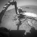 Der Mars-Rover "Opportunity" greift mit seinem Gelenkarm nach einem Stein, um diesen zu untersuchen. Der Roboter lieferte 2004 die ersten Belege dafür, dass es früher Wasser auf dem Roten Planeten gegeben haben muss.
