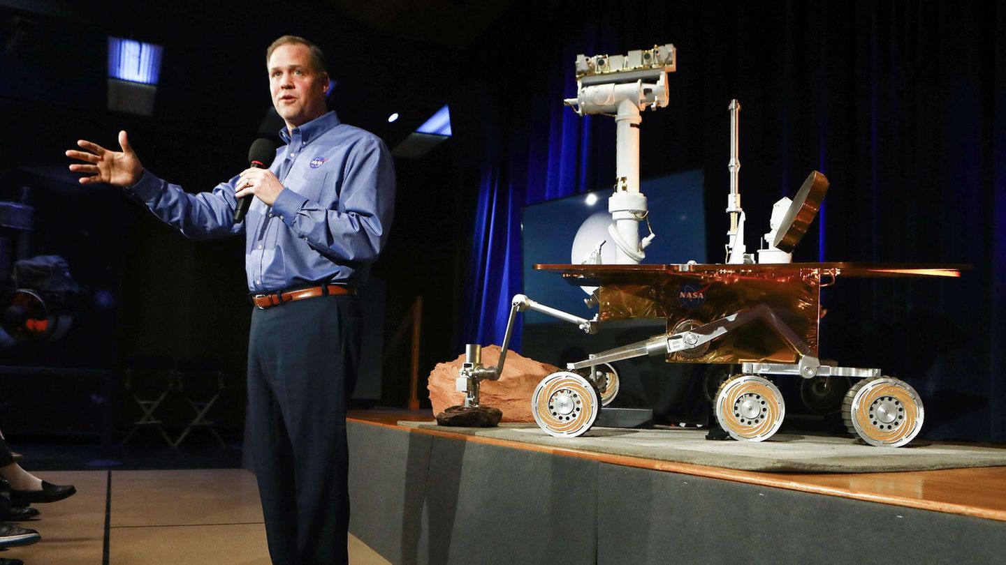 Nasa-Chef Jim Bridenstine verkündet am Dienstag das endgültige Aus für "Opportunity".  Ein Trost für die Raumfahtrbehörde ist es immerhin, dass der Marsrover zwei aktive Nachfolger hat: 2012 landete der Roboter "Curiosity", im vergangenen November folgte die Sonde "InSight".