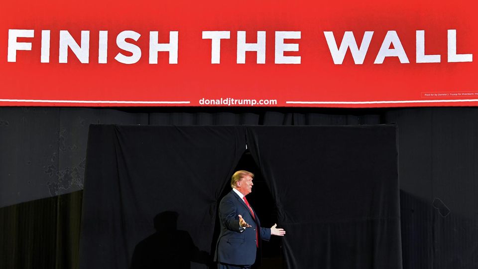 Donald Trump unter Finish the wall-Banner