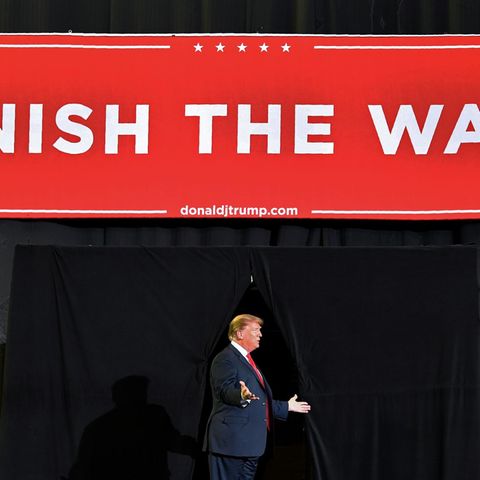 Donald Trump unter Finish the wall-Banner
