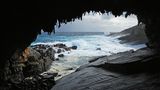 Fenster zum Indischen Ozean im Flinders Chase National Park: Die tosende Brandung hat den Admirals Arch geschlagen