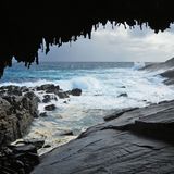Fenster zum Indischen Ozean im Flinders Chase National Park: Die tosende Brandung hat den Admirals Arch geschlagen