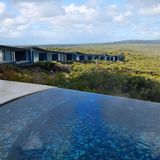 Wie ein auf der Klippe gelandetes Raumschiff auf Kangaroo Island: die Southern Ocean Lodge