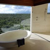 Bad mit Aussicht: Der "Osprey Pavilion" ist die größte der 21 Suiten in der Southern Ocean Lodge, die alle nach auf die Klippen von Kangaroo Island untergegangen Schiffen benannt sind