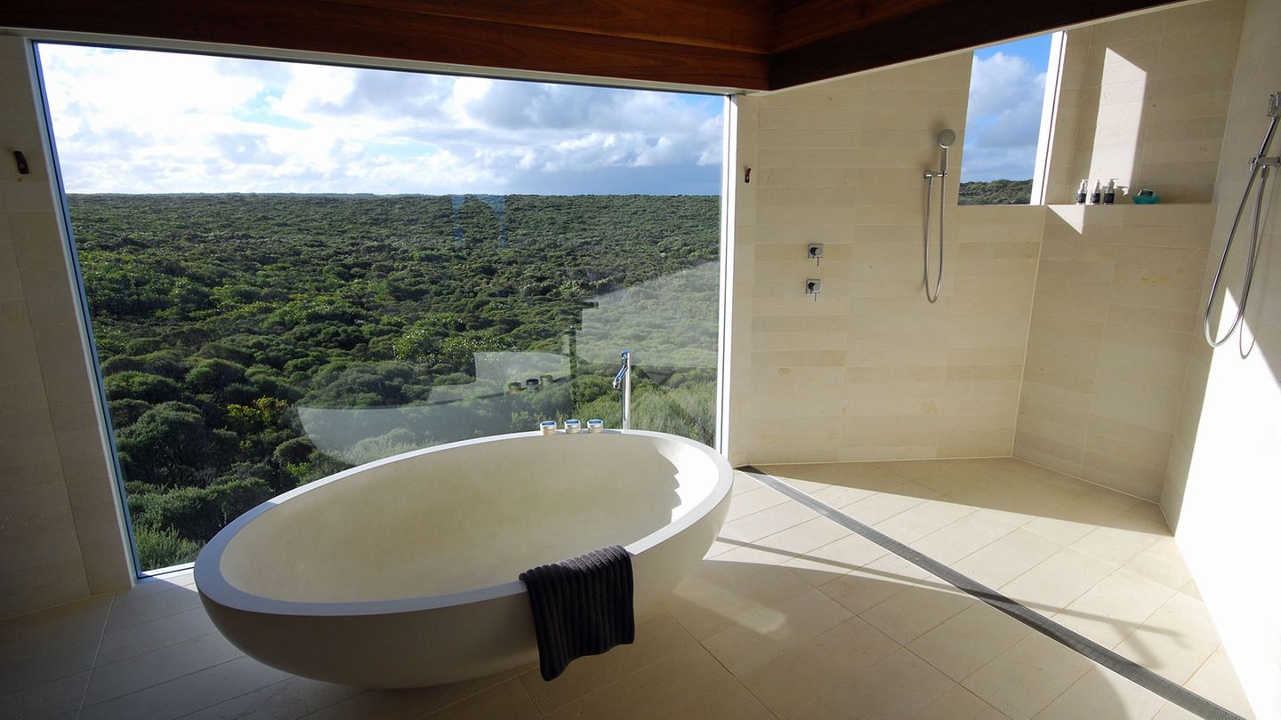 Bad mit Aussicht: Der "Osprey Pavilion" ist die größte der 21 Suiten in der Southern Ocean Lodge, die alle nach auf die Klippen von Kangaroo Island untergegangen Schiffen benannt sind