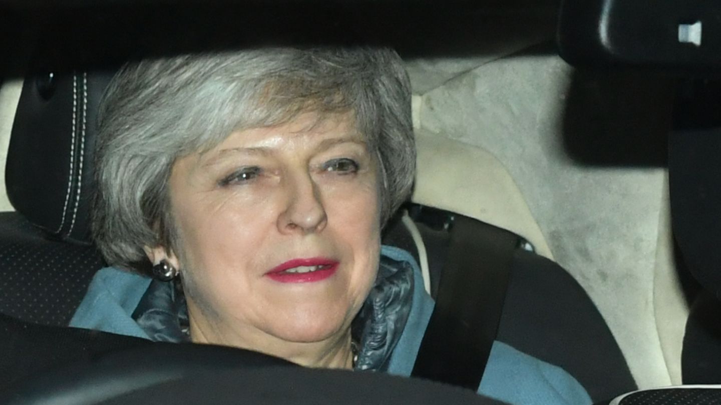 Die englische Premierministerin Theresa May sitzt in ihrem Dienstwagen