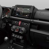 Lassen Sie sich nicht täuschen: Auch innen ist der Jimny ein sehr kleines Auto.