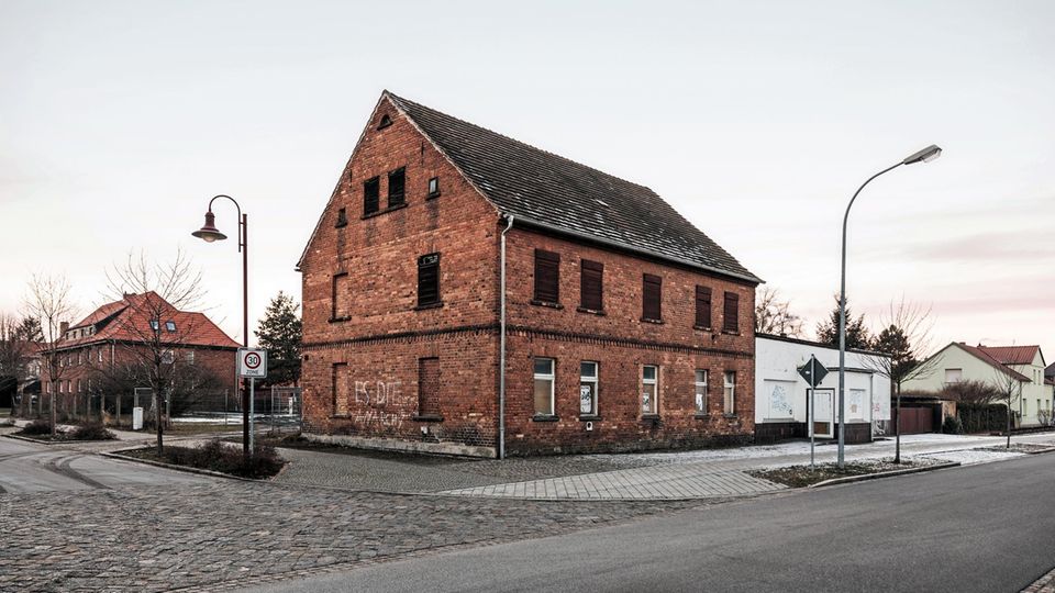 Opfer der Energiewende: Verfallene Werte: Der Tagebau hat Folgen für die Stadt. Viele Häuser stehen leer Verfallene Werte: Der Tagebau hat Folgen für die Stadt. Viele Häuser stehen leer