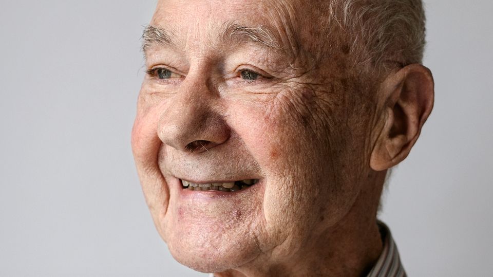Deutschland vor dem Pflegekollaps: Günter Stöhr, 83, wohnt seit zehna Jahren gemeinsam mit seiner Frau Babette im Pflegeheim. Sie feierten hier sogar die diamantene Hochzeit. Die Tochter kommt jeden tag zu Besuch. Günter Stöhr, 83, wohnt seit zehna Jahren gemeinsam mit seiner Frau Babette im Pflegeheim. Sie feierten hier sogar die diamantene Hochzeit. Die Tochter kommt jeden tag zu Besuch.