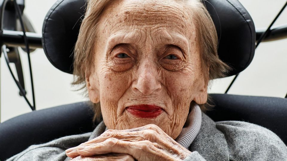 Liselotte Dommach, 96, klagt nicht - aber ob sie sich wohlfühlt? Liselotte Dommach, 96, klagt nicht - aber ob sie sich wohlfühlt?