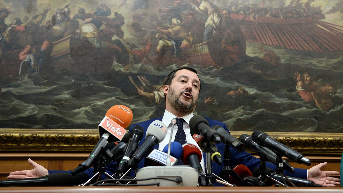 Salvini im November, als er bei einer Pressekonferenz im Parlament die Ablehnung des UN-Migrationspakts verkündete
