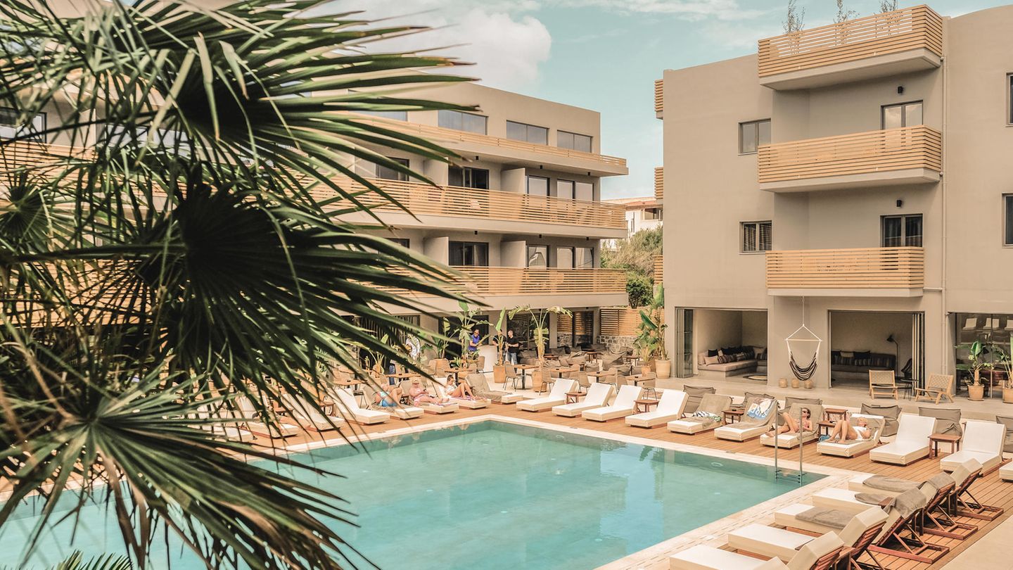 148 Zimmer und Appartments: Das erste Cook's Club Hotel mit Rage Room gruppiert sich um einen Pool in Hersonissos auf Kreta