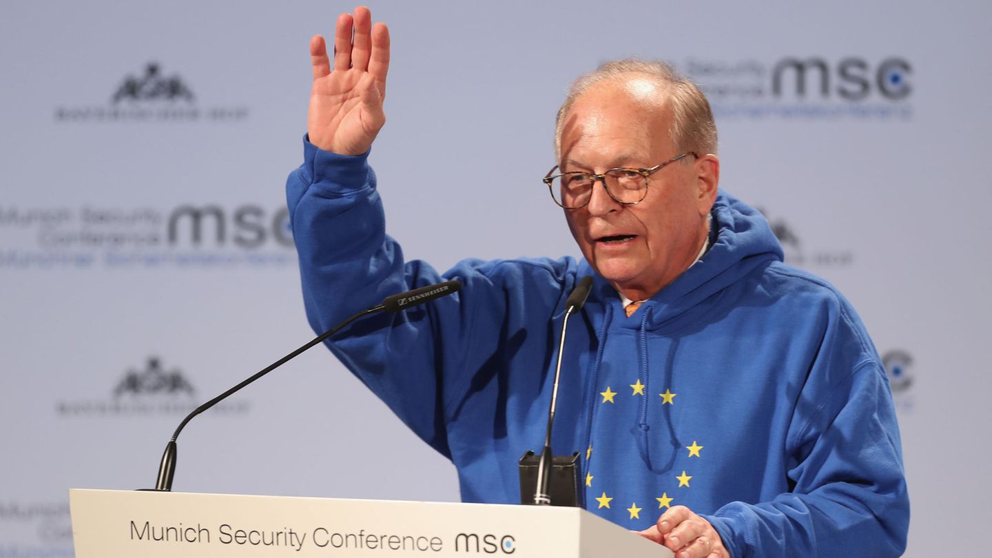 Wolfgang Ischinger habe das Oberteil von einem Familienmitglied "zu Weihnachten geschenkt" bekommen