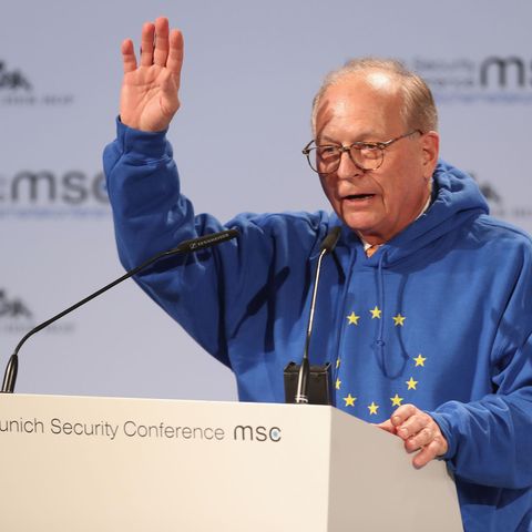 Wolfgang Ischinger habe das Oberteil von einem Familienmitglied "zu Weihnachten geschenkt" bekommen
