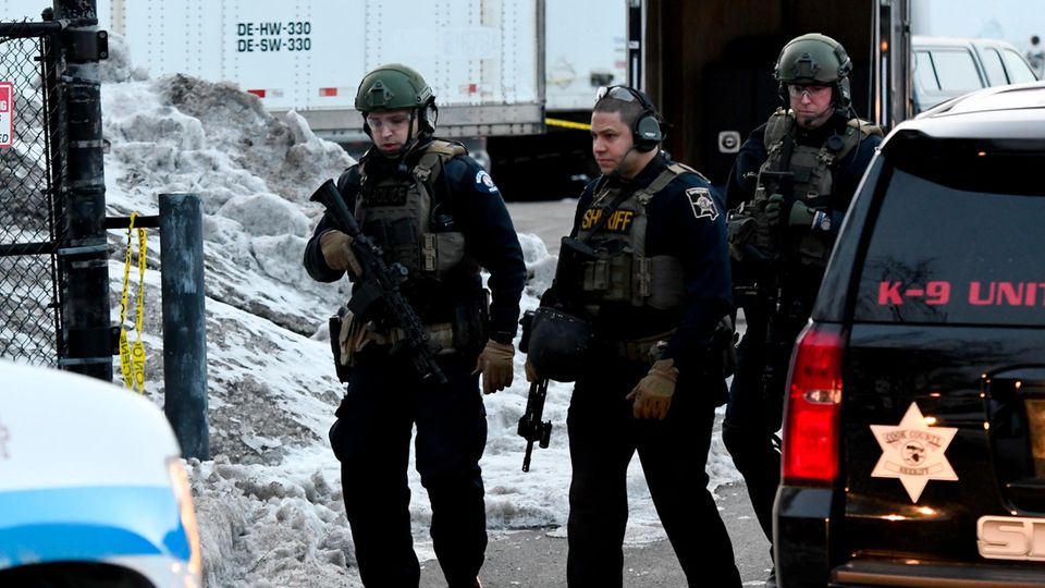 News des Wochenendes: Schütze eröffnet Feuer nahe Chicago – Tote und Verletzte Polizei am Tatort