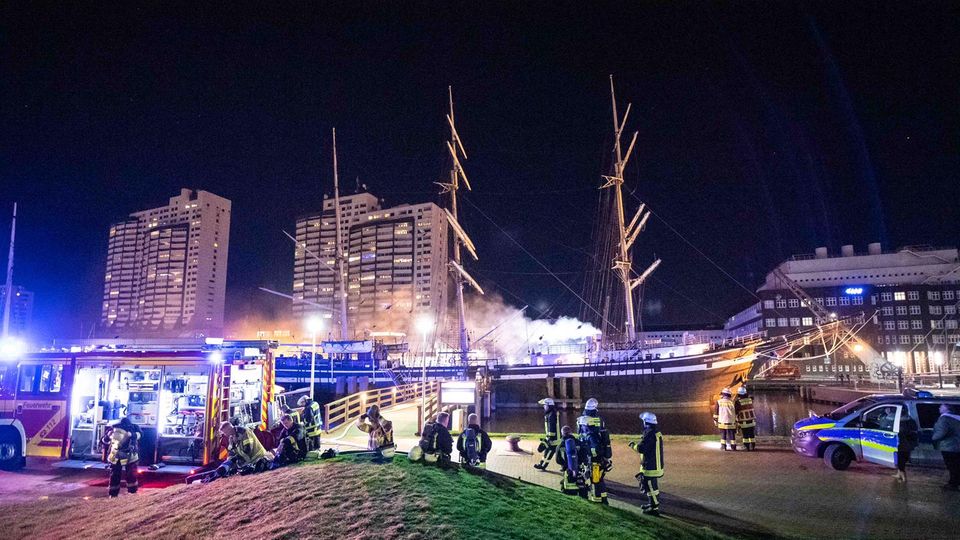 News des Wochenendes: Historischer Großsegler "Seute Deern" in Flammen Löscharbeiten an der "Seute Deern"