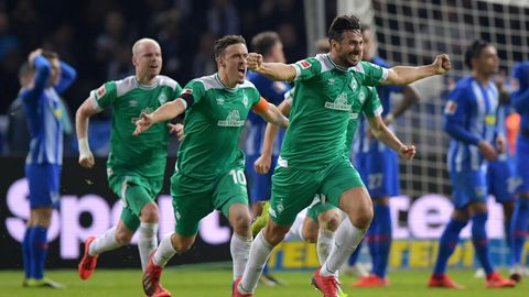 Mit ausgebreiteten Armen läuft Claudio Pizarro von Werder Bremen über den Platz und bejubelt sein Tor