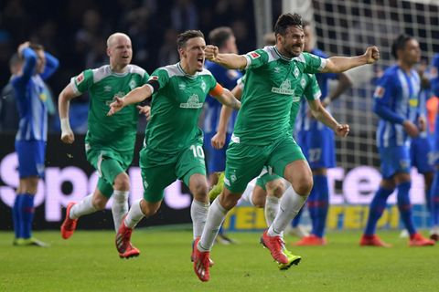 Mit ausgebreiteten Armen läuft Claudio Pizarro von Werder Bremen über den Platz und bejubelt sein Tor