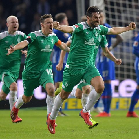 Mit ausgebreiteten Armen läuft Claudio Pizarro von Werder Bremen über den Platz und bejubelt sein Tor