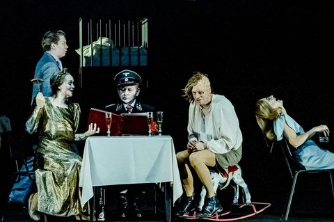 Lina Beckmann, Angelika Richter, André Jung, Jan-Peter Kampwirth, Gala Othero Winter (v.l.n.r.) in "Die Übriggebliebenen"