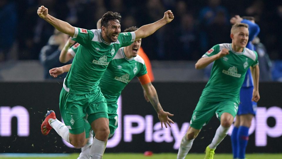 Claudio Pizarro Werder Bremen Tor Claudio Pizarro reißt die Arme hoch und bejubelt sein Freistoßtor gegen Hertha BSC