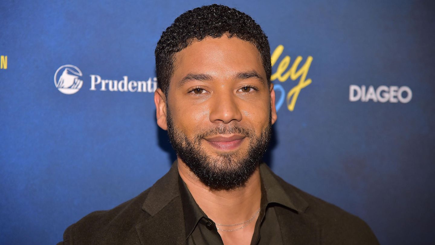 Schauspieler Jussie Smollet lächelt in die Kamera